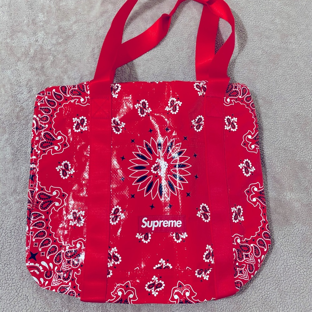 NWT SUPREME BANDANA TARP SMALL DUFFLE BAG
"SS 21"